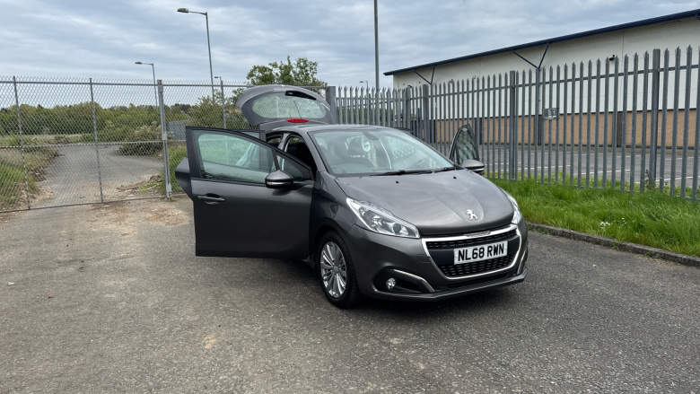 Peugeot 208 1.2 PureTech 82 Signature 5dr [Start Stop] Petrol Hatchback